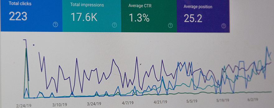 Imagem ilustrativa - foto em close de uma tela de computador mostrando o Google Analytics. Nele consta um gráfico com quatro linhas irregulares em diferentes tons de azul. Conteúdo em: Nova versão do Google Analytics promete sites mais eficientes